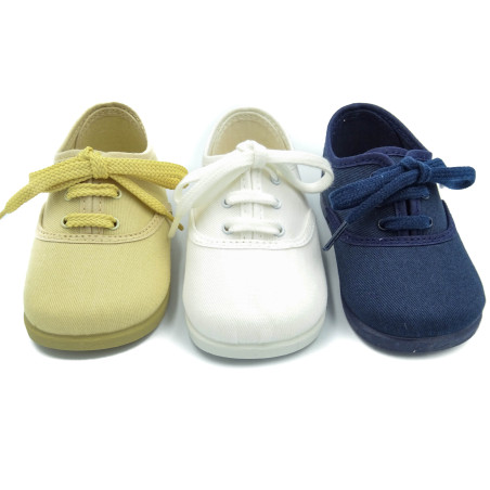 bamba de tela con los cordones al tono para niño