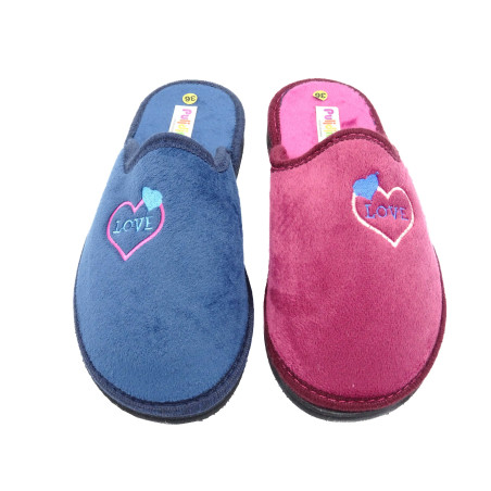 zapatilla de casa para mujer con un bordado love